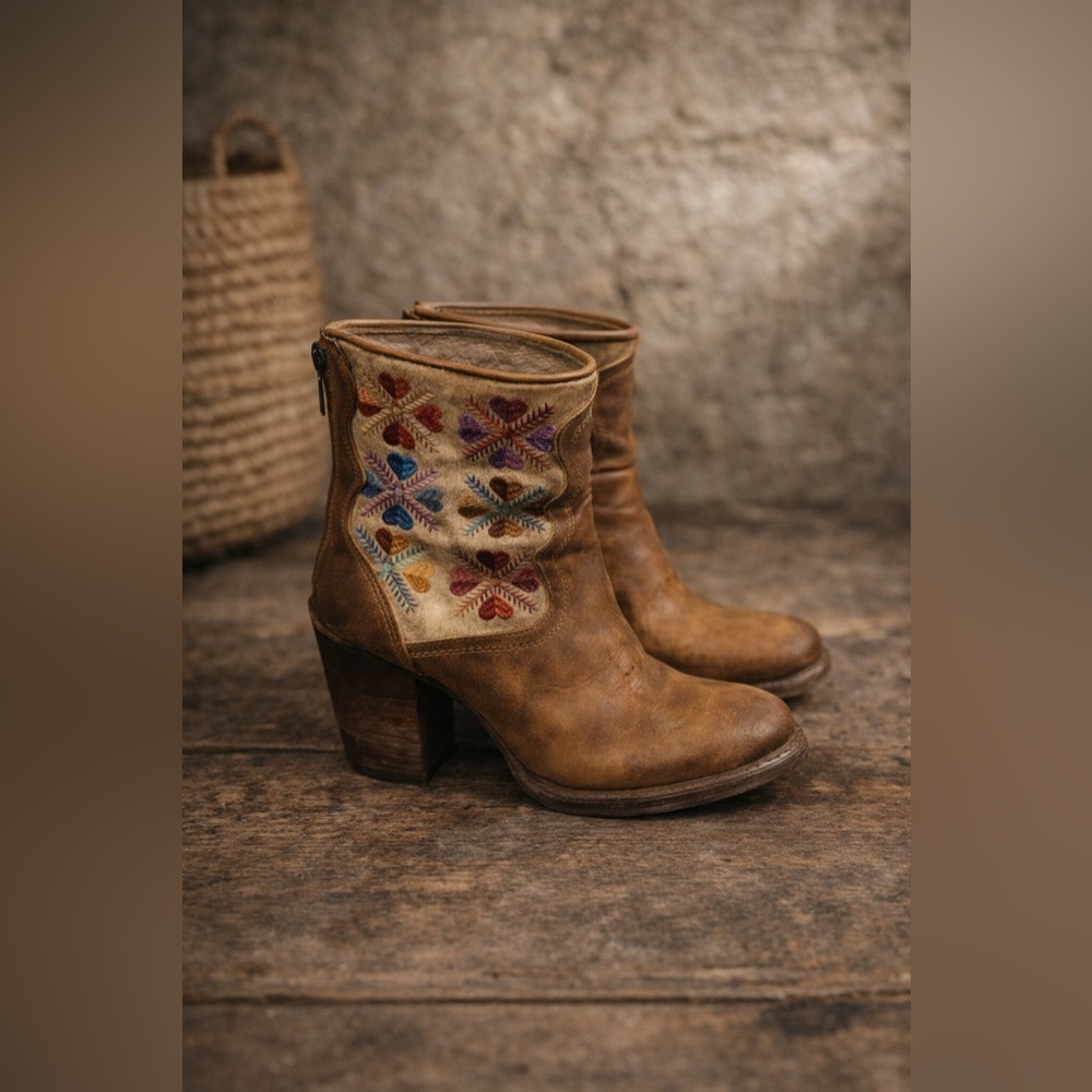 Freebird By Steven Disco Flower Top/ Heart Distressed Leather Boot Bootie Size 7